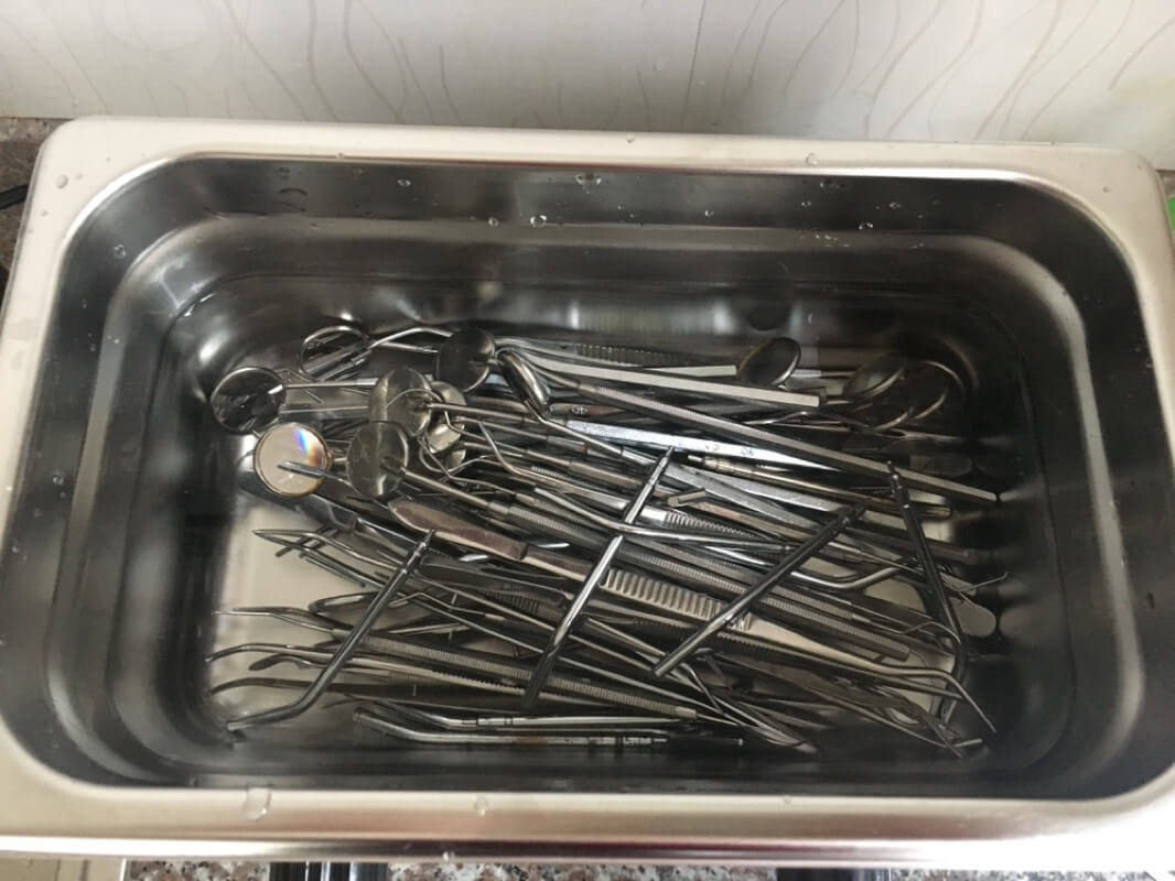 使用超声波清洗牙科器械