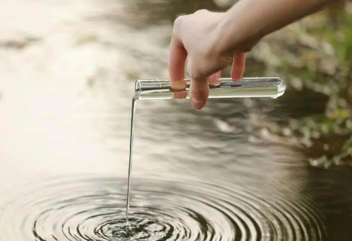 蒸馏水