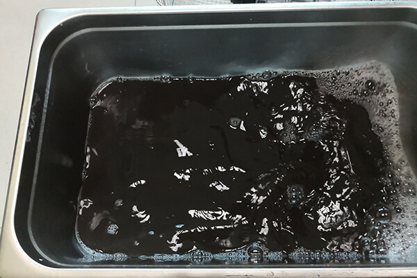 使用超声波清洗机正在清洗